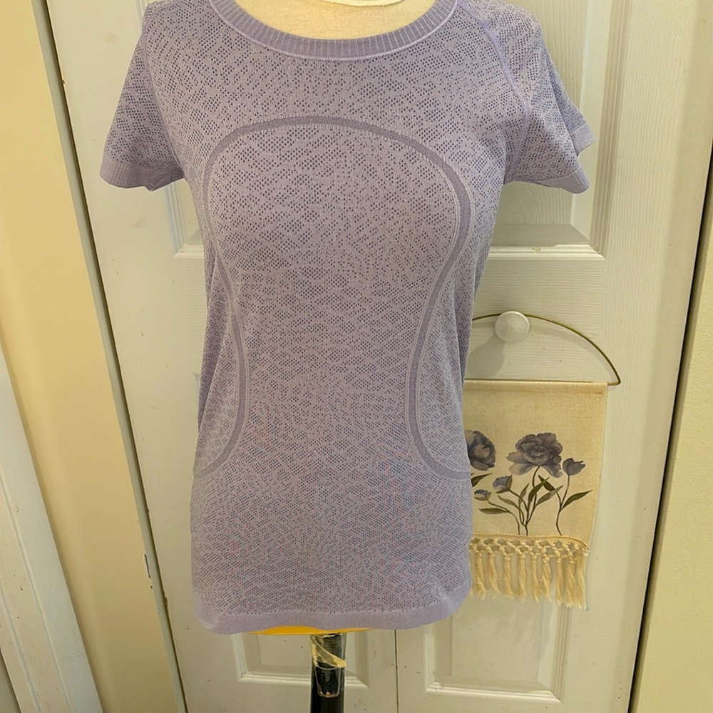 Lululemon Swiftly Tech Short Sleeve in size 8